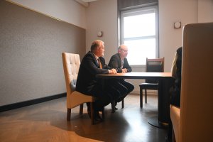 Prezydent Gdyni Wojciech Szczurek i wiceprezydent Michał Guć podczas spotkania z kupcami z Miejskich Hal Targowych, które odbyło się w Urzędzie Miasta Gdyni 