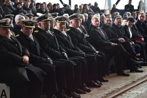 Na zdjęciu m.in. podsekretarz stanu w Ministerstwie Obrony Narodowej Stanisław Wziątek, członki zarządu PGZ Stoczni Wojennej Beata Koniarska wraz z generałami i oficerami (fot. Magdalena Starnawska)