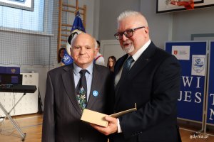 Ludzie podczas uroczystości jubileuszu 90-lecia SP 10 w Gdyni