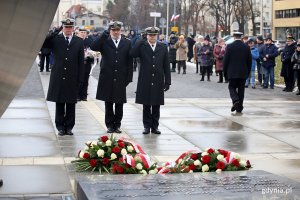 Uroczystości z okazji 97. urodzin gdyni pod Pomnikiem Polski Morskiej.