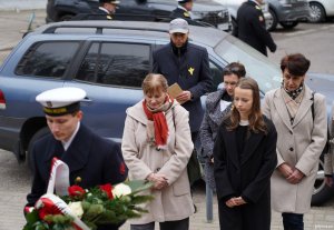 Kwiaty składają przedstawiciele II Liceum Og&oacute;lnokształcącego w Gdyni