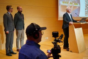 Przy mikrofonie przedstawiciele AMW