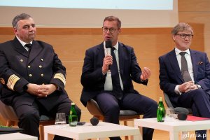 Debata rektor&oacute;w "Gdynia! Wyb&oacute;r na dziś. Miasto na jutro". Na zdjęciu rektorzy gdyńskich uczelni: prof. dr hab. inż. kpt. ż.w. Adam Weintrit z Uniwersytetu Morskiego, dr hab. Artur Kozłowski z WSB Merito i dr Tomasz Białas z Wyższej Szkoły Administracji i Biznesu im. Eugeniusza Kwiatkowskiego 
