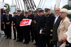Uroczystość poświęcenia i podniesienia nowej bandery na "Darze Pomorza". Fot. Przemysław Kozłowski