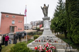 Odrestaurowany pomnik Ofiar I Wojny Światowej na Leszczynkach. Na jego schodkach są ustawione znicze i złożone wiązanki kwiatów // fot. Karol Stańczak