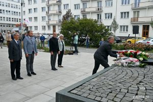 Przy płycie pomnika prezydent Wojciech Szczurek. Za nim ustawienia w szeregu (od prawej): Joanna Zielińska - przewodnicząca Rady Miasta Gdyni, wiceprezydenci Michał Guć i Marek Łucyk oraz radny Zenon Roda, czyli delegacja gdyńskich samorządowców składająca kwiaty przed pomnikiem Ofiar Grudnia 1970 roku na placu Wolnej Polski podczas obchodów 43. rocznicy strajków sierpniowych i podpisania porozumień sierpniowych // fot. Magdalena Czernek