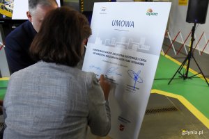 Podpis złożyła m.in. Elżbieta Kowalewska, dyrektor PGE Energia Ciepła Oddział Wybrzeże, fot. Jan Ziarnicki.