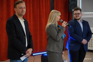 Na zdjęciu m.in.: dyrektorka Centrum Aktywności Seniora Bożena Zglińska, prezes Fundacji Adapatcja Kordian Kulaszewicz, przewodniczący Rady Dzielnicy Obłuże  Damian Chmielewski (fot. Magdalena Starnawska)