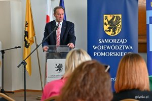 Mieczysław Struk - marszałek województwa pomorskiego przemawiający podczas spotkania w sali Niebo Polskie Urzędu Marszałkowskiego Województwa Pomorskiego