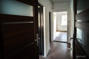 Wnętrze jednego z mieszkań komunalnych w Gdyni, kt&oacute;re wymaga remontu i zostanie uwzględnione w programie (fot. Kamil Złoch)