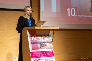 Odczytanie listu Narodowego Instytutu Dziedzictwa. Panel otwierający konferencję „Modernizm w Europie – modernizm w Gdyni” – dzień pierwszy, piątek, 18 września (fot. Kamil Złoch)