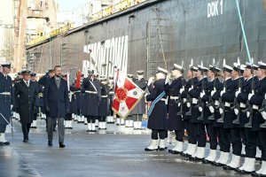 Minister obrony narodowej Władysław Kosiniak-Kamysz i wiceadm. Jarosław Ziemiański oraz Kompania Reprezentacyjna Marynarki Wojennej podczas uroczystości chrztu i wodowania okrętu ORP „Czajka”