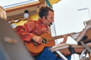 Artysta z gitarą