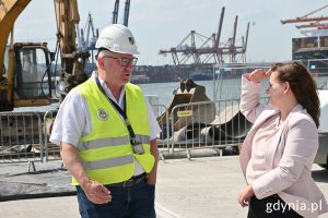 Prezydent Gdyni Aleksandra Kosiorek z wizytą w Stoczni Wojennej. Na zdj. od lewej: Maciej Poprawski, dyrektor operacyjny, Aleksandra Kosiorek, prezydent Gdyni  (fot. Magdalena Śliżewska)