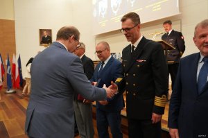 Mężczyźni w garniturach