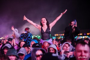 Uczestnicy festiwalu pod sceną gł&oacute;wną podczas jednego z koncert&oacute;w 