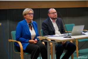 Spotkanie prowadzą Mariusz Bzdęga, dyrektor zarządzający ds. kultury i aktywności mieszkańców oraz Teresa Bysewska, radna Gdyni