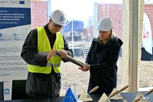 Jacek Kieloch &ndash; prezes zarządu PEWIK Gdynia i Małgorzata Piserewicz zamykający kapsułę czasu podczas uroczystości wmurowania kamienia węgielnego pod budowę nowoczesnej stacji uzdatniania wody &bdquo;Rumia&rdquo;
