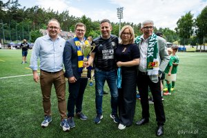 Marcin Skwierawski (z lewej) i Oktawia Gorzeńska (druga z prawej) z przedstawicielami piłkarskiej Arki Gdynia oraz Lechii Gdańsk (fot. Kamil Złoch)