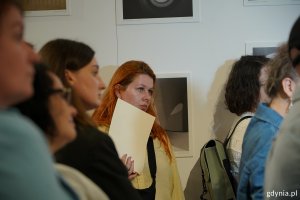 Goście na wernisażu wystawy pokonkursowej w galerii Gdyńskiego Centrum Filmowego