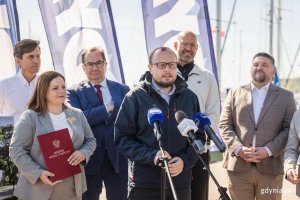 W spotkaniu uczestniczyli przedstawiciele miasta, środowiska żeglarskiego oraz parlamentarzyści (fot. Karol Stańczak dla Gdynia.pl)