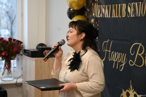 Z mikrofonem Agnieszka Gabriela Stranc-Faltus, animatorka w Miejskim Klubie Seniora &bdquo;P&oacute;łnoc&rdquo;