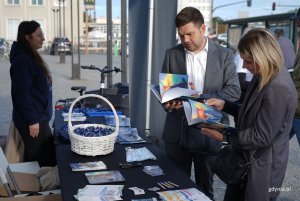 Wiceprezydent Gdyni Maciej Zielonka wraz z radną Moniką Strzałkowską na stoisku zlokalizowanym przy Dworcu Gdynia Główna (fot. Magdalena Starnawska)