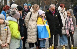 Serce ze zniczy dla Ukrainy w rocznicę wybuchu wojny. fot. Zygmunt Gołab