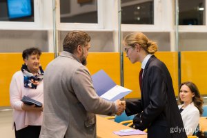 Na zdjęciu: Tadeusz Szemiot, przewodniczący Rady Miasta i Marcel Biały, radny Młodzieżowej Rady Miasta (fot. Paweł Budziński)