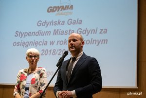 Wyróżnionym  gdyńskim uczniom i studentom pogratulowali wiceprezydent Bartosz Bartoszewicz oraz przewodnicząca Rady Miasta Gdyni Joanna Zielińska // fot. Anna Rezulak