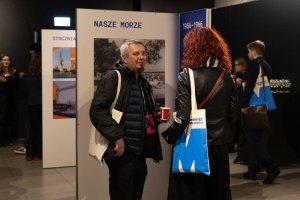 Oglądający wystawę &bdquo;Gdynia x 10&rdquo; w Galerii Gdyńskiego Centrum Filmowego