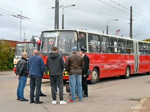 Zabytkowe Ikarusy na pętli przy Węźle Franciszki Cegielskiej 
