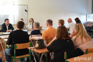 Na zdjęciu: Maciej Zielonka, wiceprezydent Gdyni podczas spotkania dotyczącego kuźni przy ul. Wrocławskiej (fot. Magdalena Starnawska)