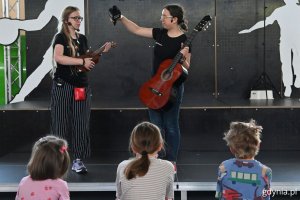 Pokazy naukowe podczas otwarcia wystawy „NIE WAHAJ SIĘ. BAW SIĘ!” w Centrum Nauki Experyment (fot. Magdalena Starnawska)