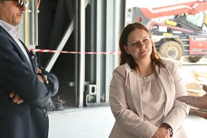 Prezydent Gdyni Aleksandra Kosiorek z wizytą w Stoczni Wojennej. Na zdj. od lewej:  Paweł Lulewicz, prezes PGZ Stoczni Wojennej, Aleksandra Kosiorek, prezydent Gdyni  (fot. Magdalena Śliżewska)