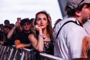 Uczestnicy festiwalu zgromadzeni przed jedną ze scen 