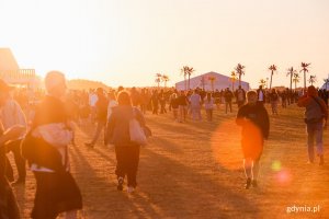 Uczestnicy Open'era na terenie miasteczka festiwalowego 