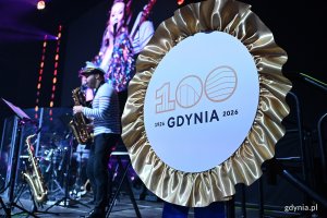 Napis na scenie: 100 Gdynia