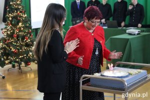 Dyrektor Doroty Dunst kroi tort