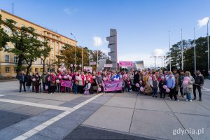 Wspólne zdjęcie uczestników Marszu Różowej Wstążki pod pomnikiem Polski Morskiej 
