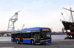 Niebieski trolejbus w porcie