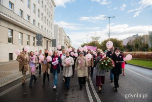 W Marszu Różowej Wstążki wzięli udział m.in. (od lewej): radna miasta Monika Strzałkowska, Mariola Śrubarczyk-Cichowska – wiceprzewodnicząca Rady Miasta Gdyni, radne miasta Agnieszka Tokarska i Teresa Bysewska, prezydent Gdyni Aleksandra Kosiorek, Tadeusz Szemiot – przewodniczący Rady Miasta Gdyni, Janina Łojba – prezes Stowarzyszenia Amazonek Gdyńskich, radne miasta Larysa Kramin i Joanna Zielińska oraz posłanka Wioleta Tomczak 