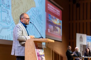 Wystąpienie dr. Huberta Mącika. „Modernizm w Europie – modernizm w Gdyni” – dzień pierwszy, piątek, 18 września (fot. Kamil Złoch)