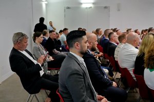 Uczestnicy uroczystości wręczenia plakiet Michelin 2026 zgromadzeni w Muzeum Emigracji 