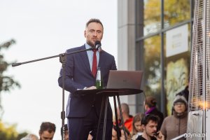 Prowadzący. Ceremonia czerwonego dywanu poprzedzająca sobotnią galę 50. Festiwalu Polskich Filmów Fabularnych w Gdyni (fot. Karol Stańczak)