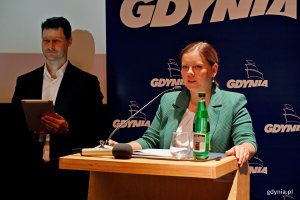 Prezydent Gdyni Aleksandra Kosiorek przemawiająca podczas finału konkursu „Kurs na Biznes”