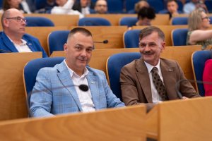 Na zdjęciu od lewej: dyrektor przedsiębiorstwa PKP SKM  w Tr&oacute;jmieście Eugeniusz Manikowski i dyrektor ds. spraw przewoz&oacute;w PKP SKM w Tr&oacute;jmieście