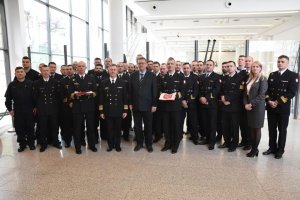 Przekazanie bandery z ORP „Kondor” Muzeum Marynarki Wojennej // fot. Lechosław Dzierżak