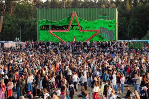 Uczestnicy Open'era na terenie miasteczka festiwalowego 