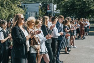 Uczniowie w odświętnych strojach